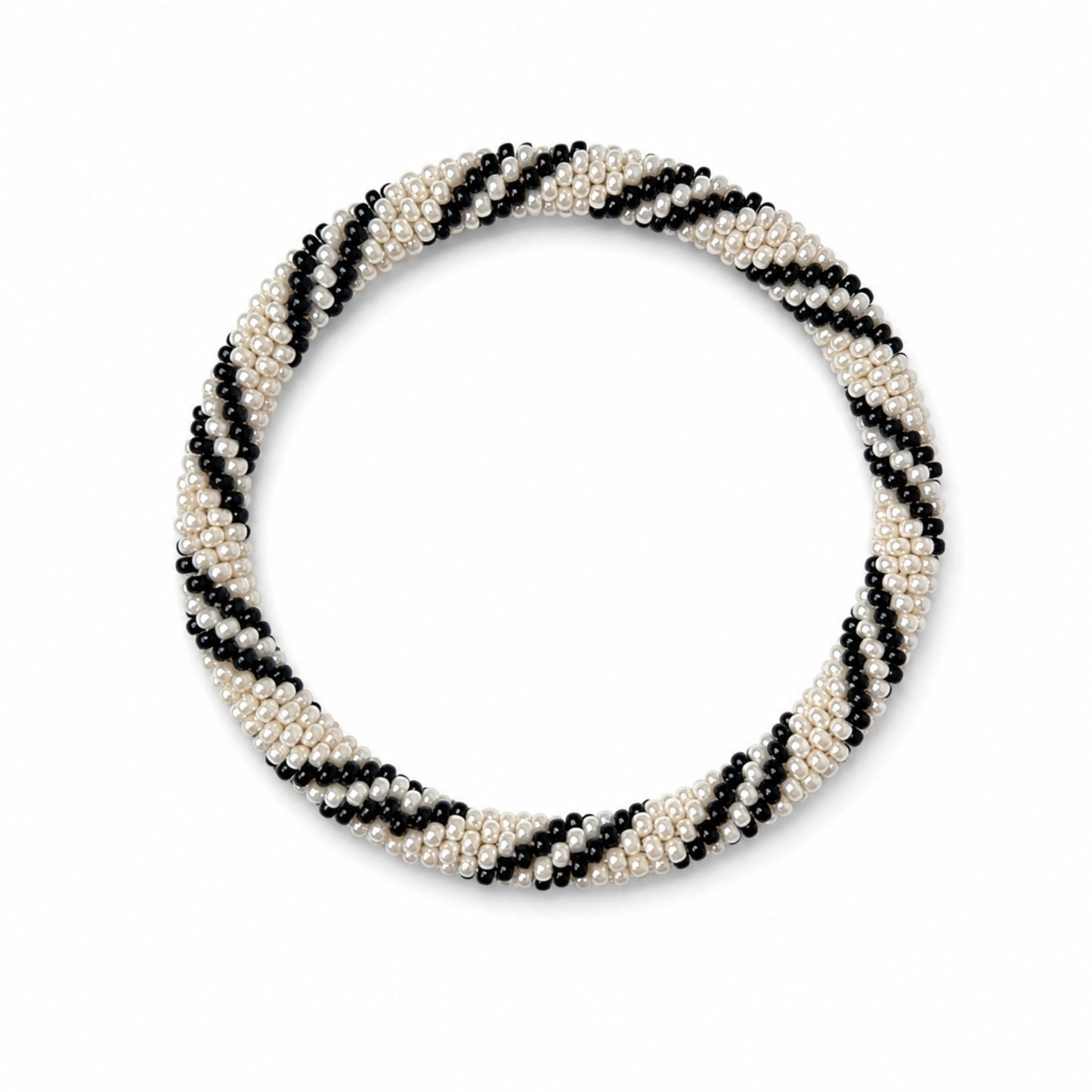 Bracelet in pearl and black on a white background
