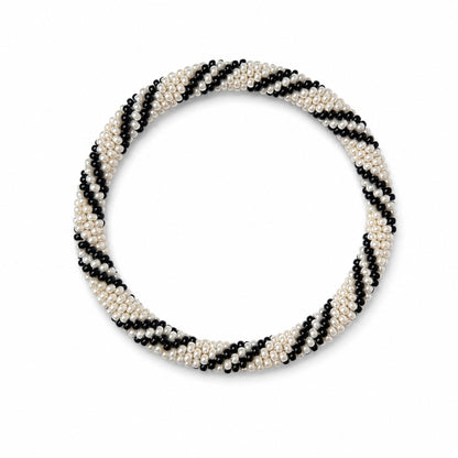 Bracelet in pearl and black on a white background